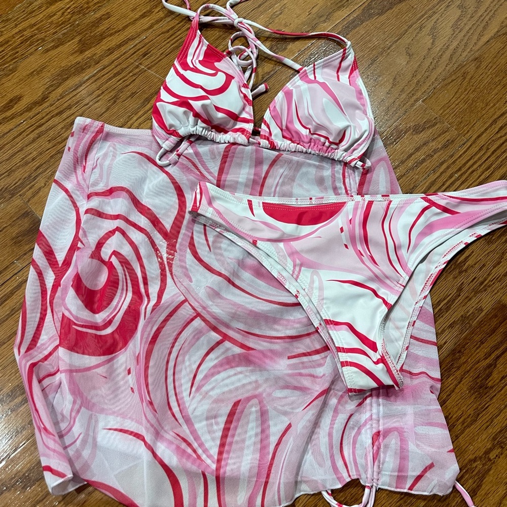 Halara swim suit, took the tags off decided to not keep it.